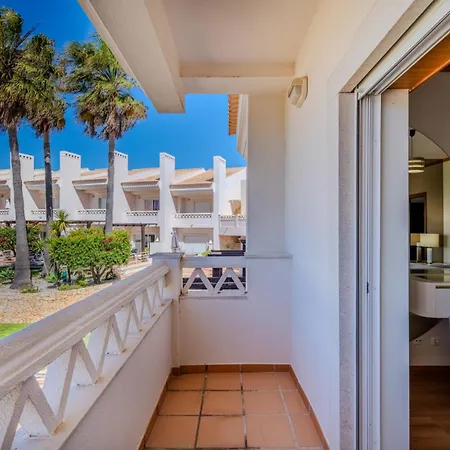 Amazing View With Pool Apartment
